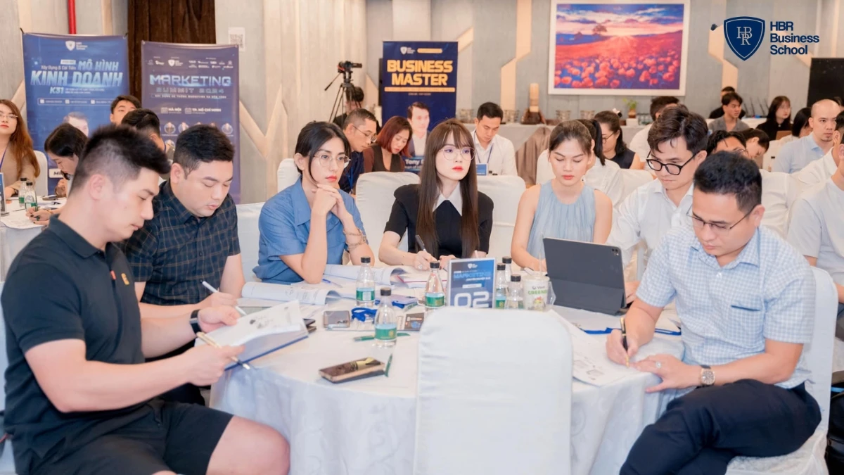 Ms. Hoàng Phượng